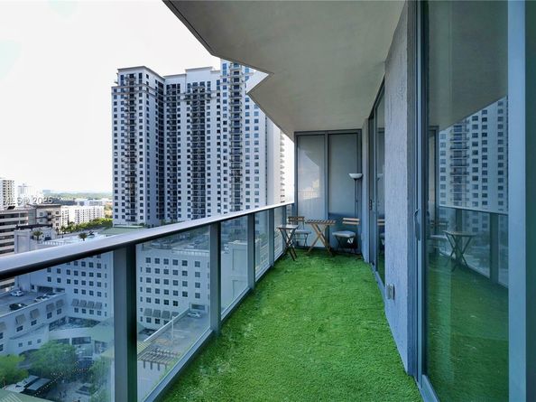 45 SW 9th St 1504, Miami FL 33130