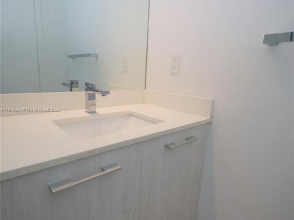 45 SW 9th St 1504, Miami FL 33130