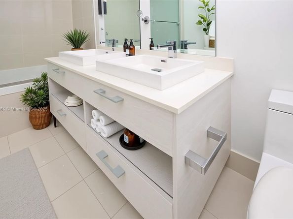 45 SW 9th St 1504, Miami FL 33130