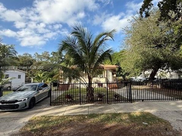 551-553 NE 133rd St, North Miami FL 33161