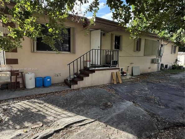551-553 NE 133rd St, North Miami FL 33161