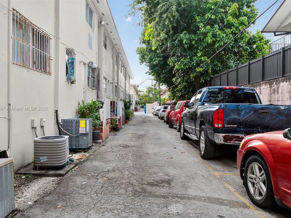 2551 NW 13th St 10, Miami FL 33125