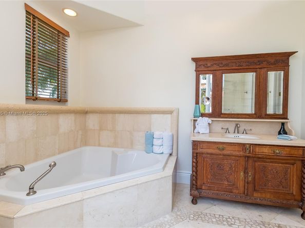 104 Paloma Dr, Coral Gables FL 33143