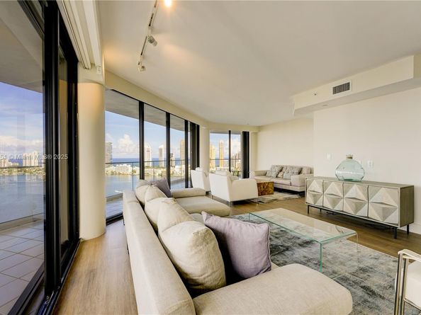 2800 Island Bl 2904, Aventura FL 33160