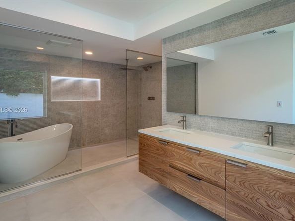 1690 Daytonia Rd, Miami Beach FL 33141