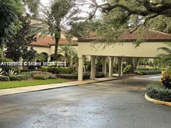 9431 Live Oak Pl 203, Davie FL 33324