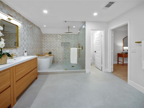 6029  Daven Oaks Drive , Dallas Texas 75248