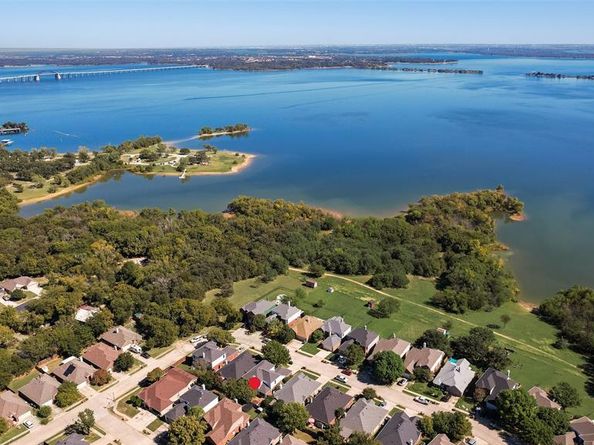 904  Lake Bluff Drive , Lake Dallas Texas 75065