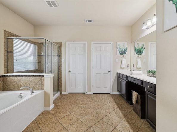 1001  Chickasaw Drive , Carrollton Texas 75010