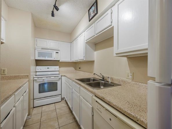 1608  Pecan Chase Circle  42, Arlington Texas 76012