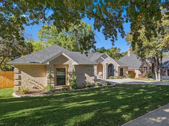 1805  Spinnaker Lane , Azle Texas 76020