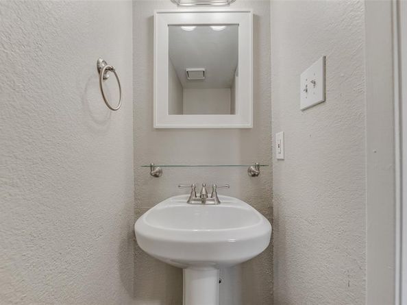 43  Abbey Road , Euless Texas 76039