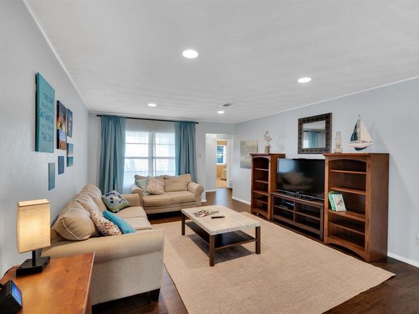 1008  Louise Street , Irving Texas 75060