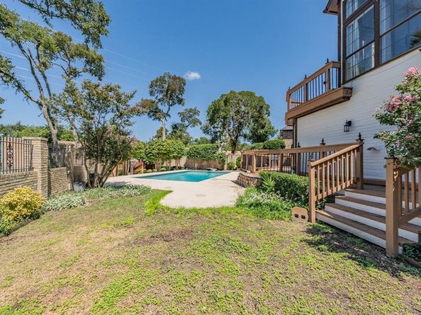 16056  Chalfont Court , Dallas Texas 75248