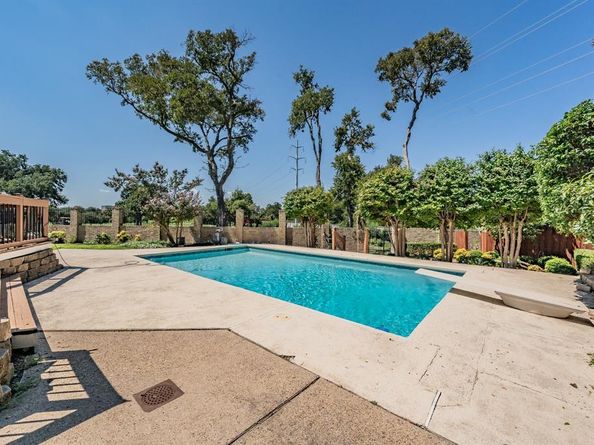 16056  Chalfont Court , Dallas Texas 75248