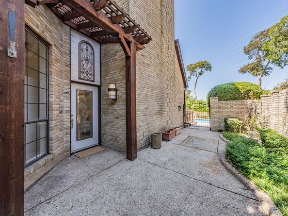 16056  Chalfont Court , Dallas Texas 75248