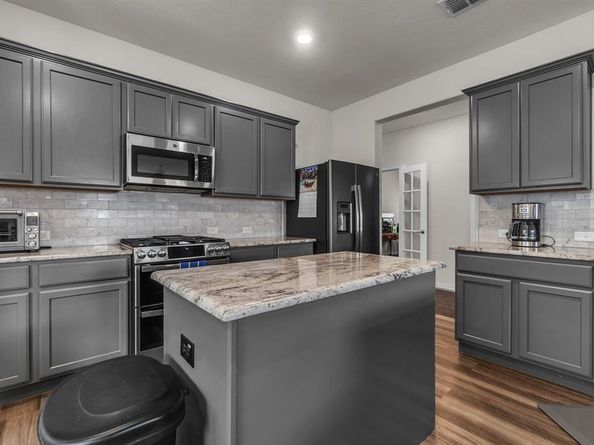 702  Grassland Way , Arlington Texas 76002