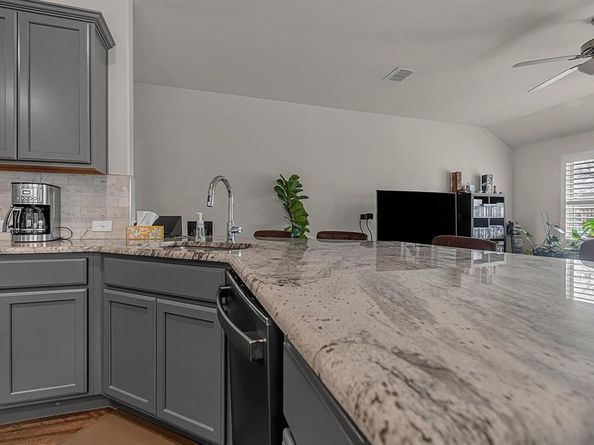 702  Grassland Way , Arlington Texas 76002