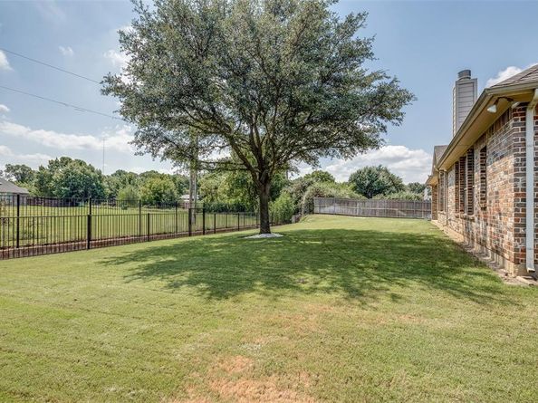 8001  Comstock Drive , Arlington Texas 76001