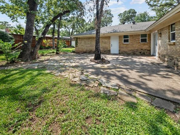 205 W Ash Lane , Euless Texas 76039