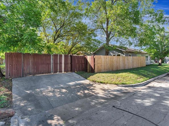 1001 W Shaw Street , Fort Worth Texas 76110