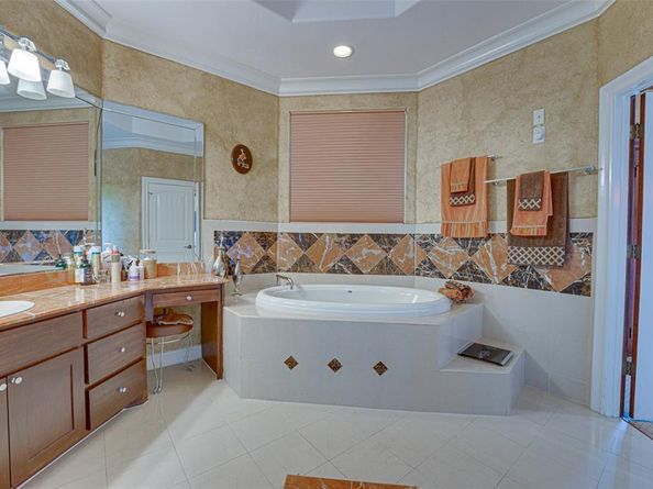 324  La Reata Court , Cedar Hill Texas 75104