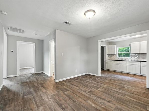 2837  Avenue A  , Fort Worth Texas 76105