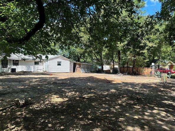 918  Local Vista Drive , Dallas Texas 75217