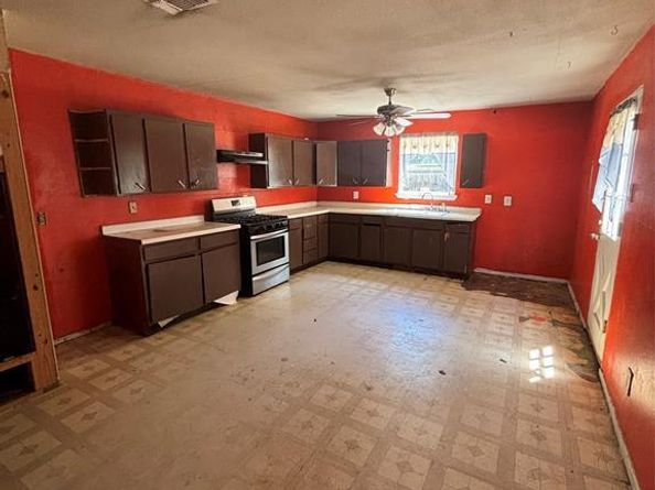 918  Local Vista Drive , Dallas Texas 75217
