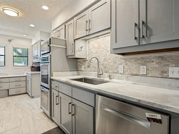 226  Oakwood Drive , Lancaster Texas 75146