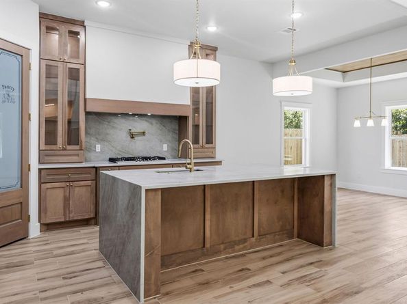 705  Cliff Street , Fort Worth Texas 76164
