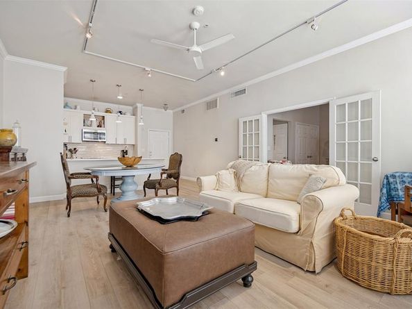 2305  Worthington Street  104, Dallas Texas 75204