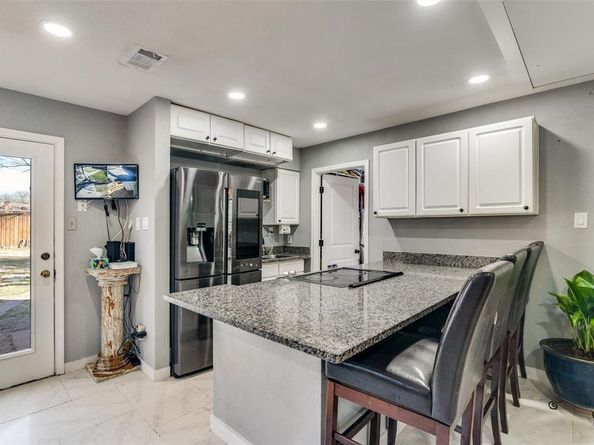 650  Pleasant Oaks Drive , Dallas Texas 75217