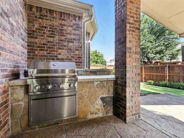 1121  Burnett Drive , Lantana Texas 76226