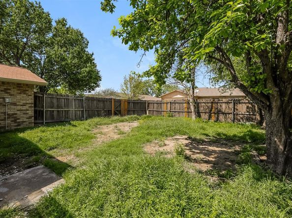2118  Wilderness Trail , Grand Prairie Texas 75052