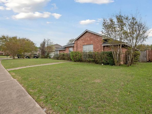 1106  Rosewood Lane , Lancaster Texas 75146