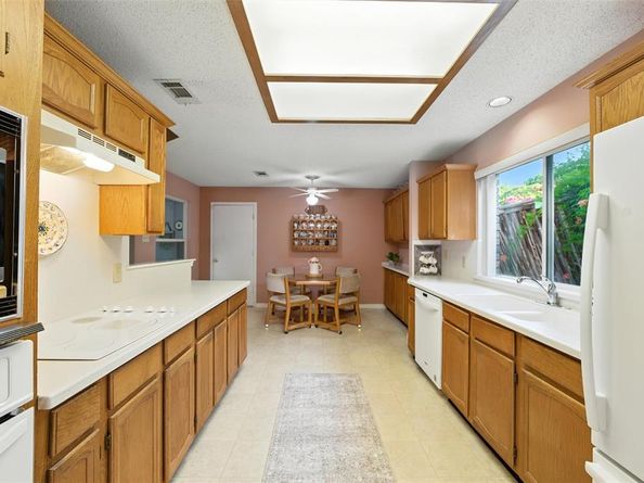 302  Hillside Court , Garland Texas 75043