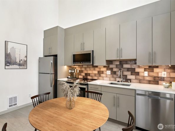 4407 42nd Avenue SW D, Seattle WA 98116