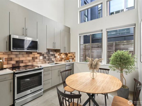 4407 42nd Avenue SW D, Seattle WA 98116