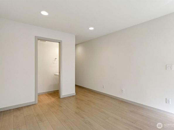 4407 42nd Avenue SW D, Seattle WA 98116