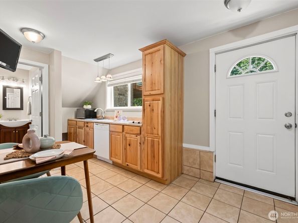 12170 Viewcrest Place NE, Bainbridge Island WA 98110