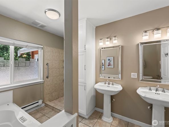12170 Viewcrest Place NE, Bainbridge Island WA 98110