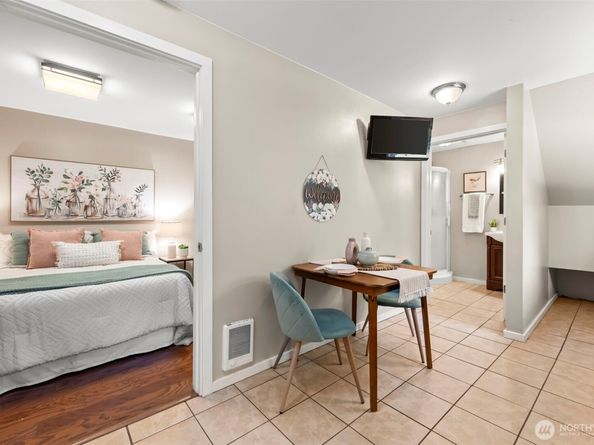 12170 Viewcrest Place NE, Bainbridge Island WA 98110