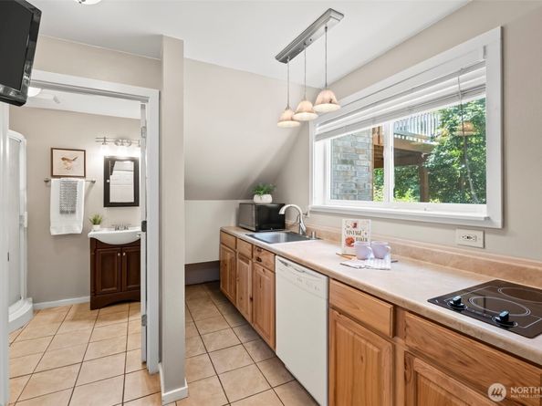 12170 Viewcrest Place NE, Bainbridge Island WA 98110