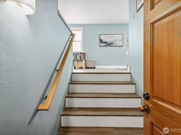 490 Madison Avenue N 202, Bainbridge Island WA 98110