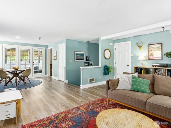 490 Madison Avenue N 202, Bainbridge Island WA 98110