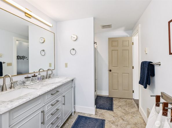 490 Madison Avenue N 202, Bainbridge Island WA 98110