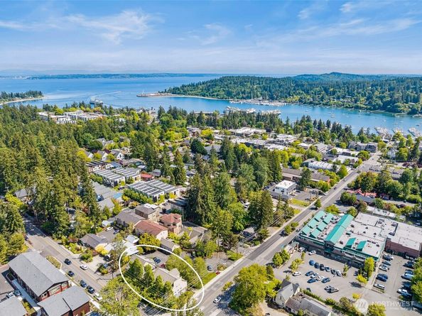 490 Madison Avenue N 202, Bainbridge Island WA 98110