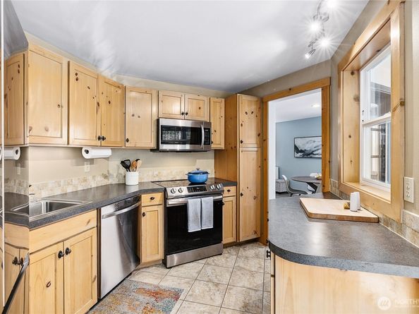 490 Madison Avenue N 202, Bainbridge Island WA 98110