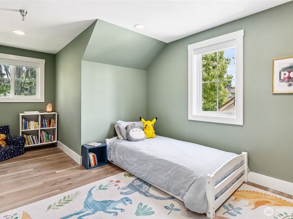 490 Madison Avenue N 202, Bainbridge Island WA 98110